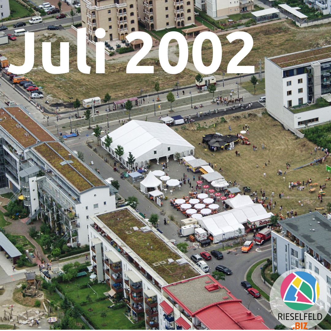 Luftaufnahme vom Stadtteilfest im Juli 2002