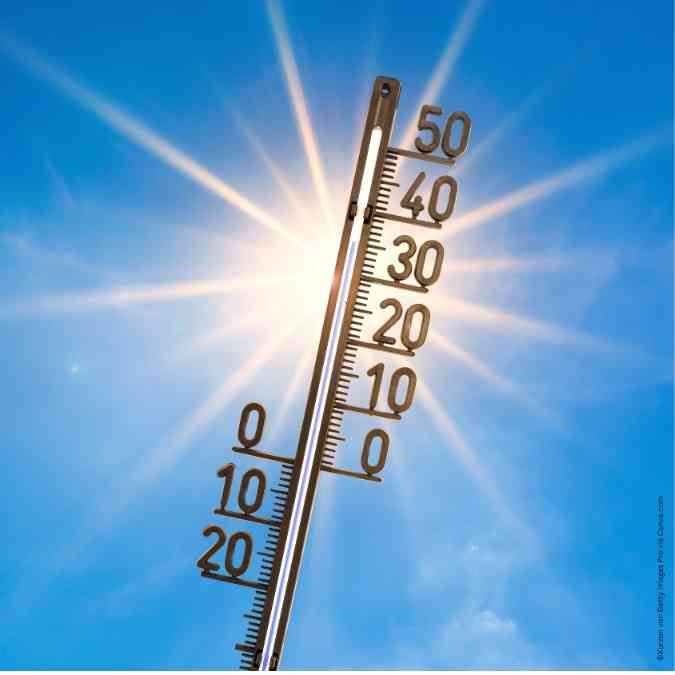 Thermometer vor Sonne mit hoher Temperatur