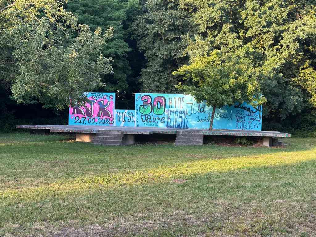 Bandstand mit Graffiti zum KJK Jubiläum