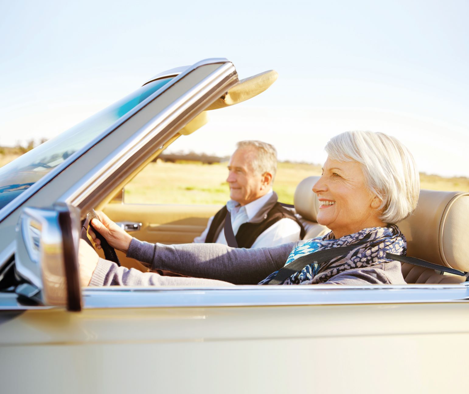 Stockfoto mit zwei Älteren im Auto