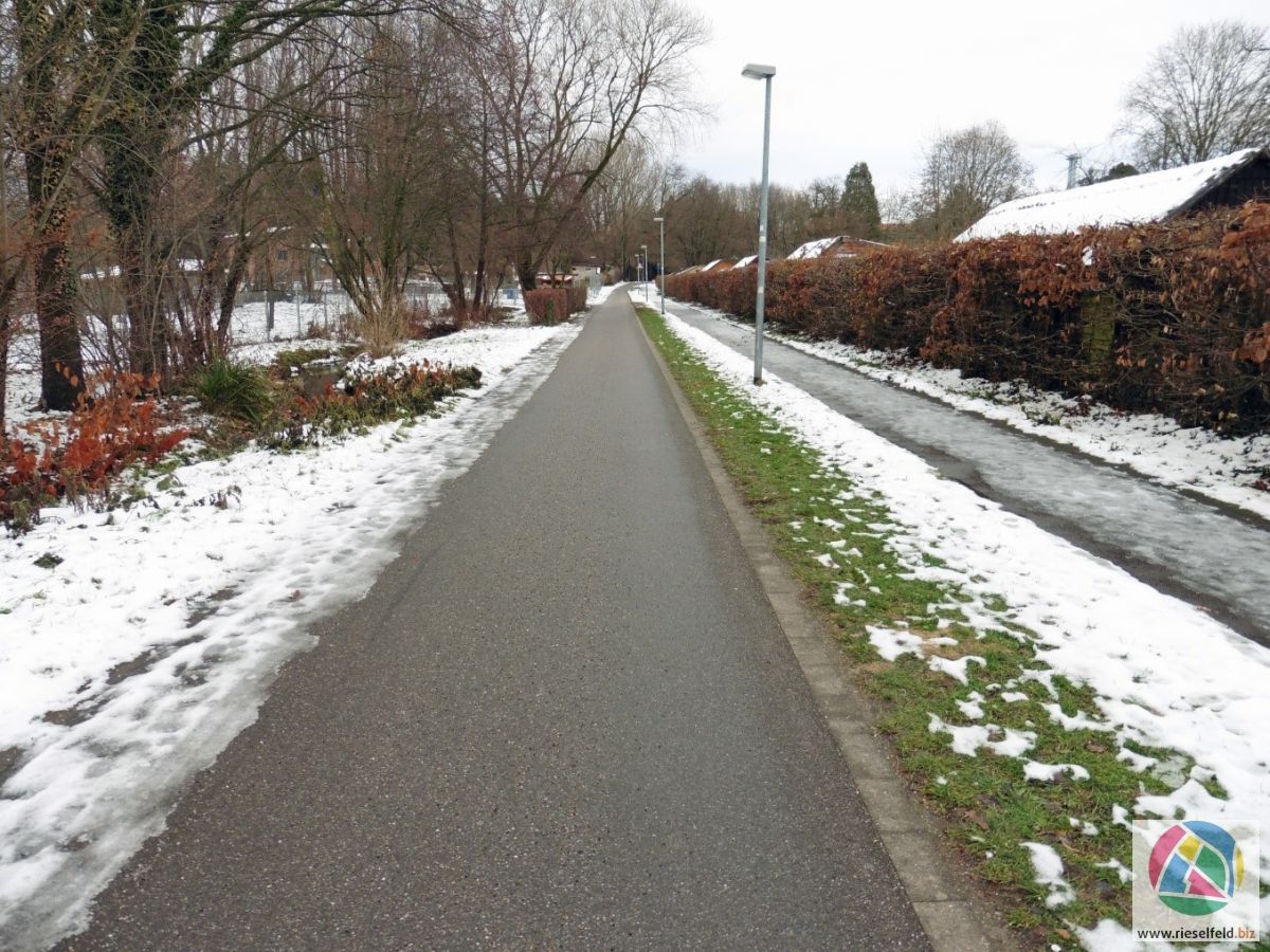 Radweg vor dem Abenteuerspielplatz 1200 W-Foto Harald Seywald