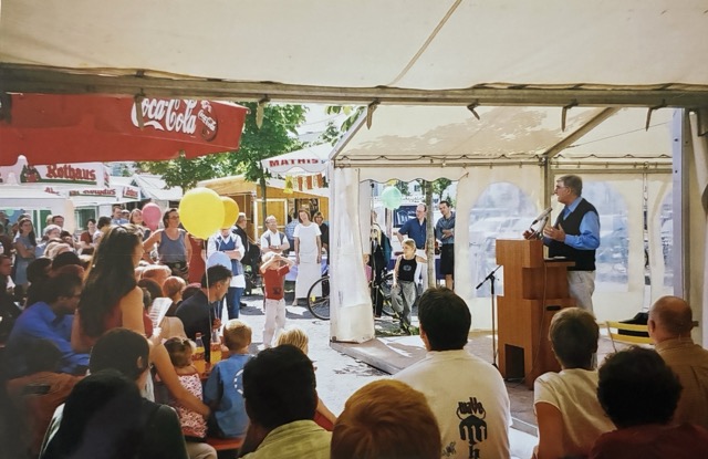 Mittel 2001 OB Rolf Böhme eröffnet das erste Stadtteilfest der Bewohner