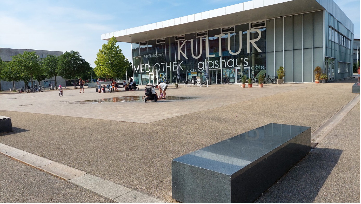 Maria-von-Rudloff-Platz mit schwarzen Sitzblöcken