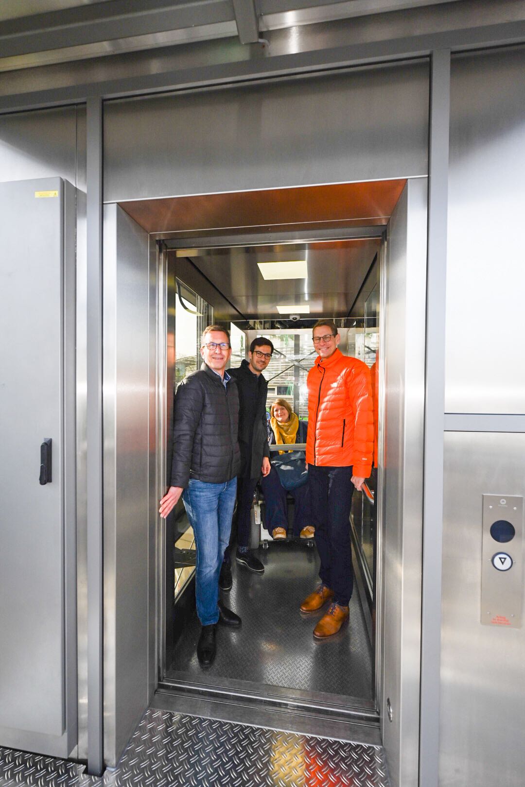Foto mit Oberbürgermeister Martin Horn und die VAG-Vorstände Stephan Bartosch und Oliver Benz und Sarah Baumgart im neuen Aufzug
