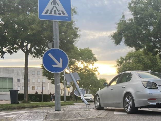 Unfall auf Willy-Brandt-Allee: Verkehrsinsel mit silbernem Fahrzeug