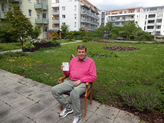 Ein Bewohner von Pro Seniore im Garten mit Impfpass