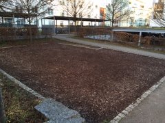 Spielplatz hinter Weintruhe leer