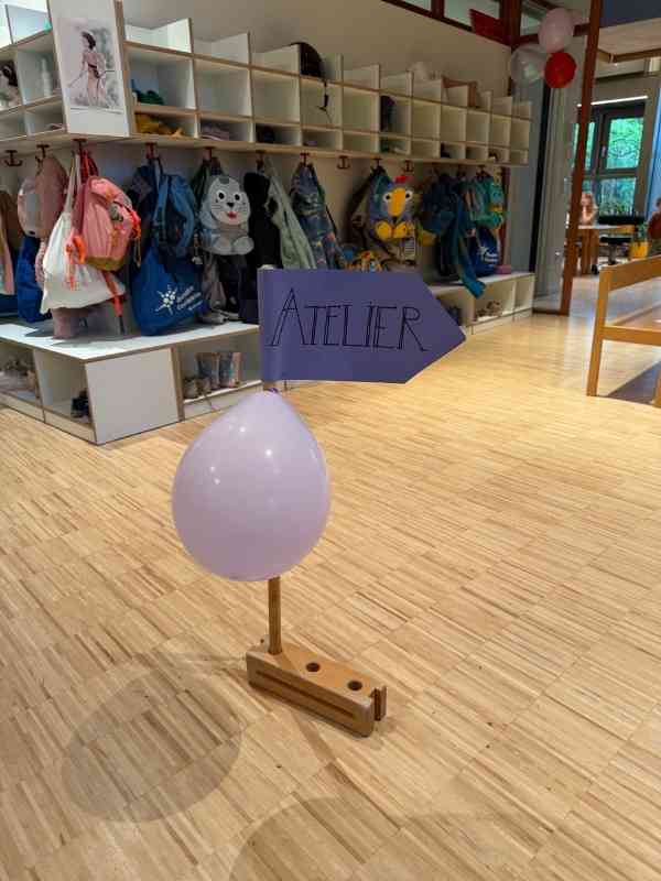 Schild: Atelier des Kinderhauses Taka-Tuka-Land