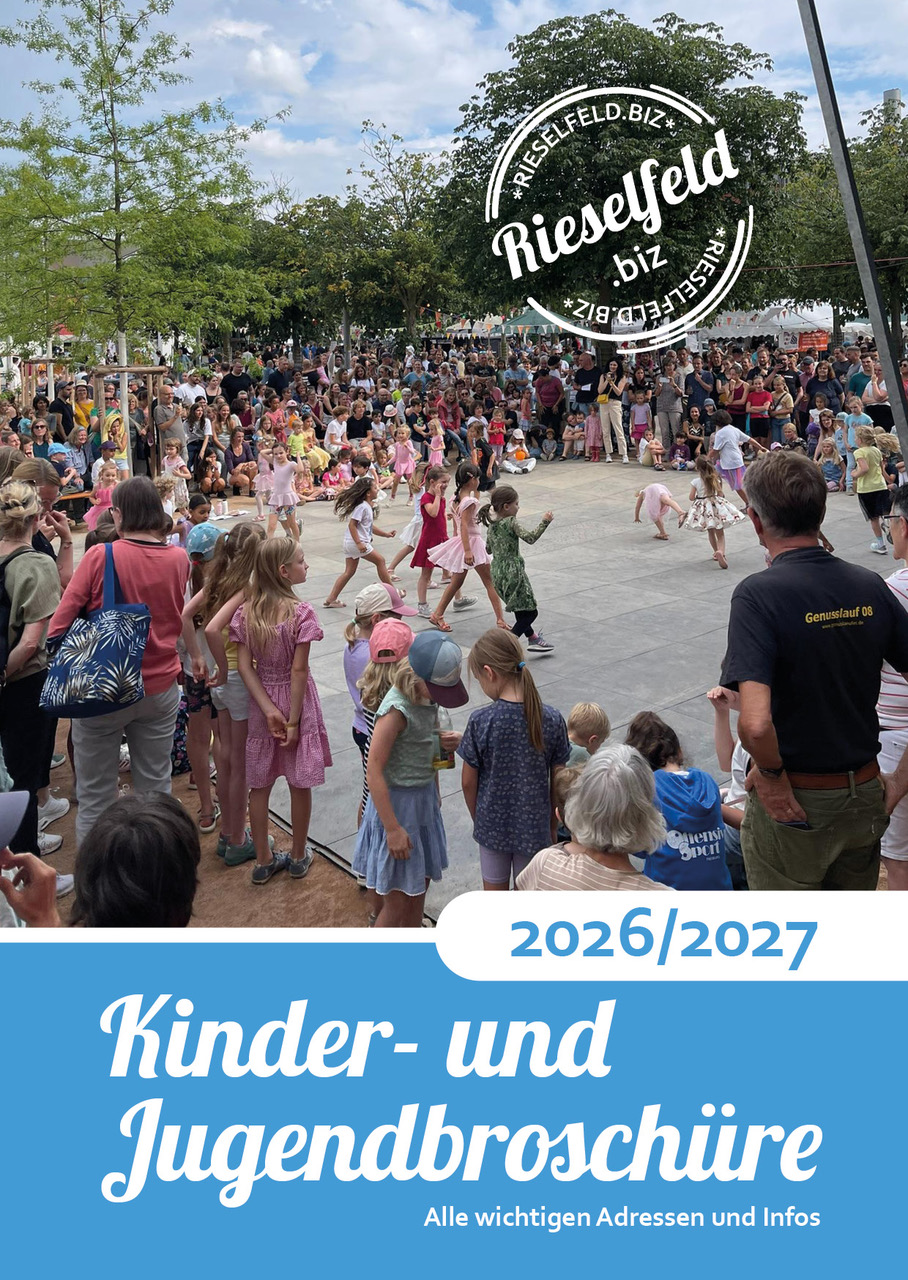 Titelbild der Kinder- und Jugendbroschüre mit Foto vom Drachenspielplatz