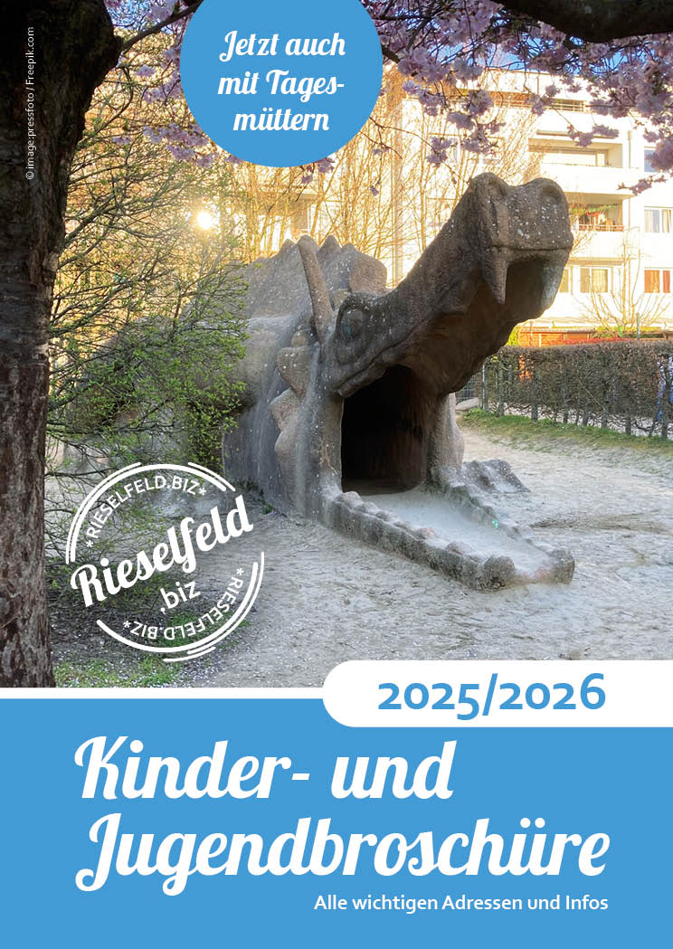 Titelbild der Kinder- und Jugendbroschüre mit Foto vom Drachenspielplatz