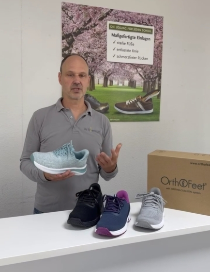 Patrick Herbstreit zeigt Schuhe