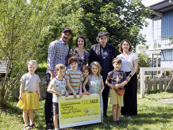 Scheck-Übergabe am Sommerfest des Arche-Noah Kinderhauses