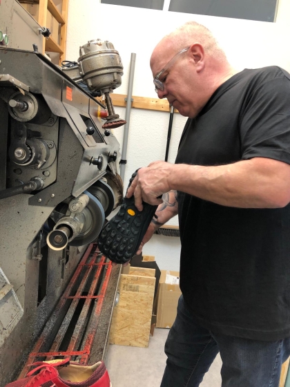 Schuhmacher Kienzle bei der Arbeit