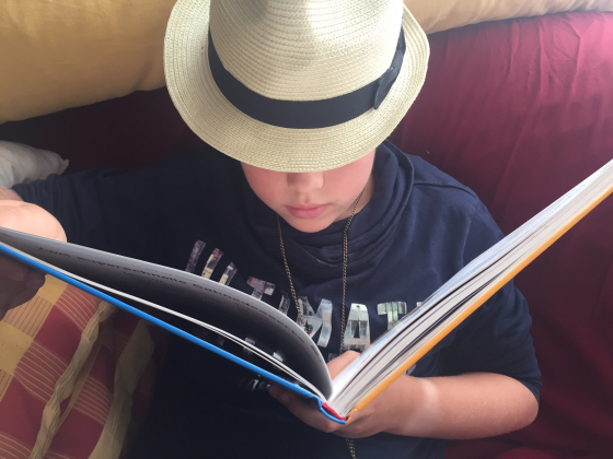 Junge liest ein Buch