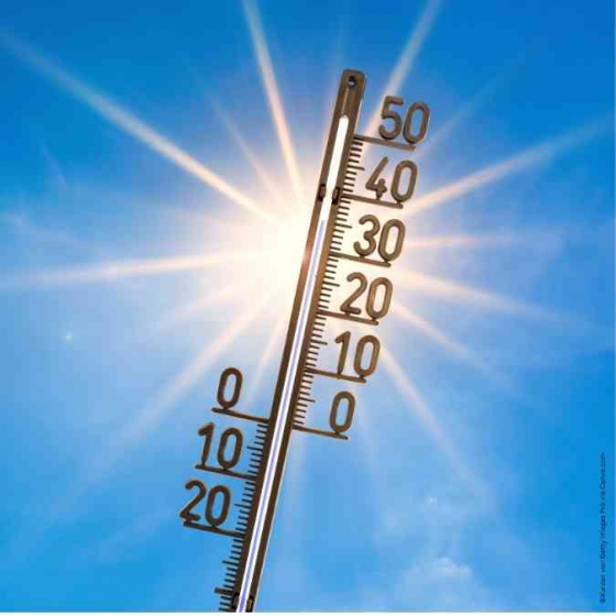 Thermometer vor Sonne mit hoher Temperatur